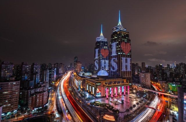 上海开业8年的国家五星级商场，面积48万平方米，地处2个区交界处