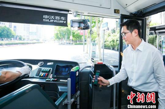 用微信先乘车后付费 上海公共交通乘车码上线