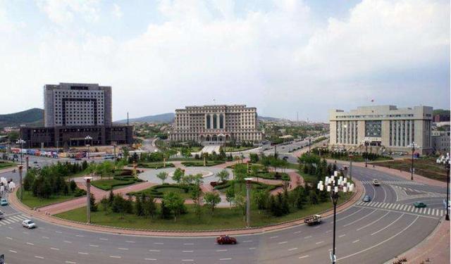 辽宁省大连市在东北经济社会发展较好，但全国排名仍有下降趋势