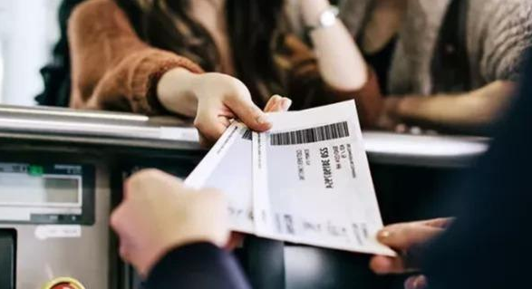 银行家25万买一张无限次机票被嘲，20年后，航空公司羞辱不已