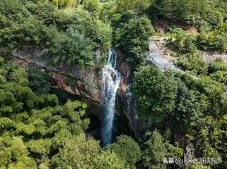 百丈岩瀑布，被旅游专家确认为华东地区最大的瀑布