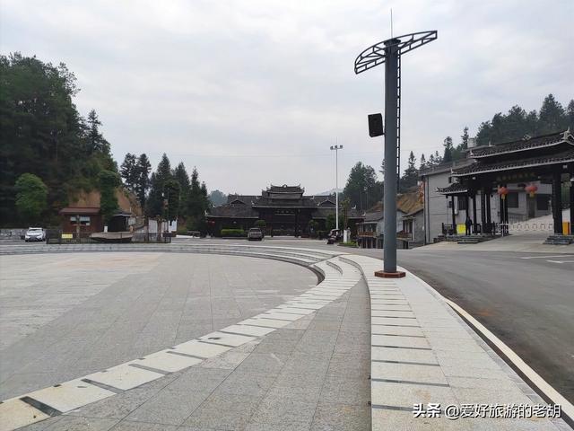 管辖25个乡镇的湖南大县，位于山区之中，却拥有3个火车站