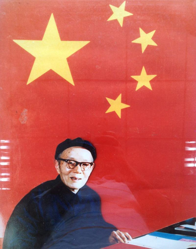 1949年，他设计的五星红旗当选为国旗，毛主席盛赞：就是要大团结